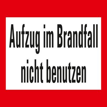 Leuchtendes Brandschutzschild. Im Brandfall den Aufzug nicht benutzen